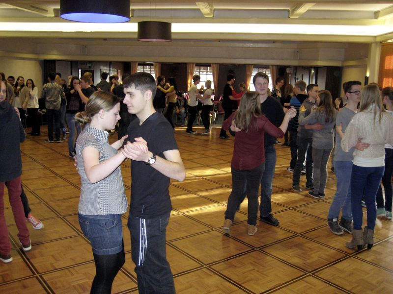 Eine Gruppe von Menschen tanzt in einem großen Raum