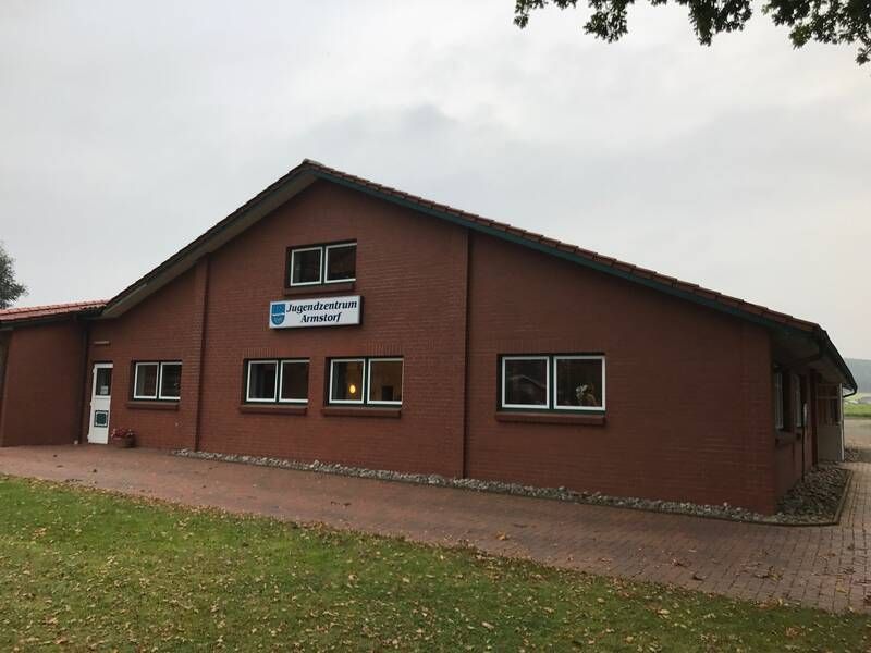 Ein großes Backsteingebäude mit einem Schild mit der Aufschrift „Sportverein“ darauf