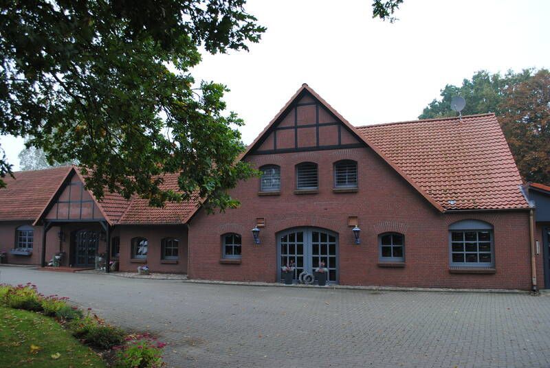 Ein großes rotes Backsteingebäude mit Ziegeldach