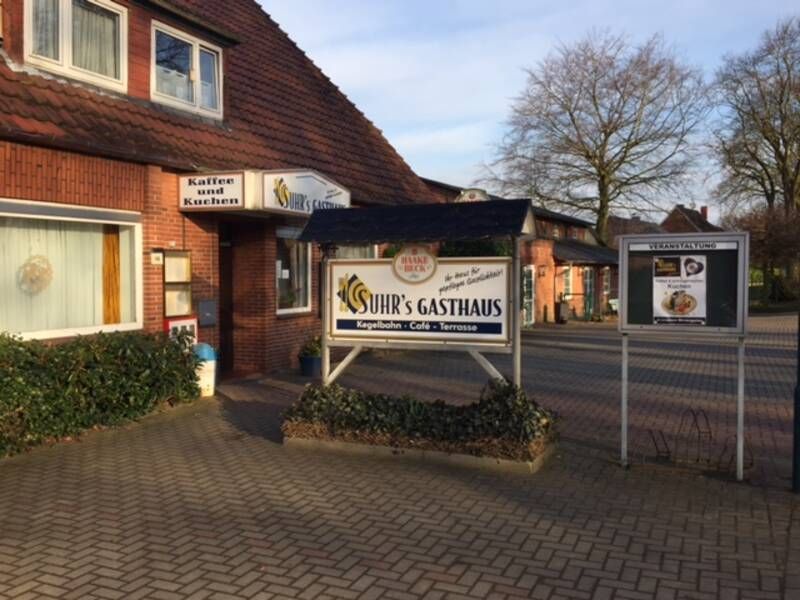 Ein Gebäude mit einem Schild mit der Aufschrift „Mir's Gasthaus“