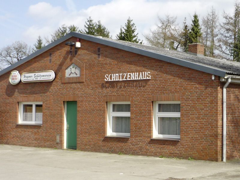 Ein Backsteingebäude mit dem Wort Schützenhaus darauf