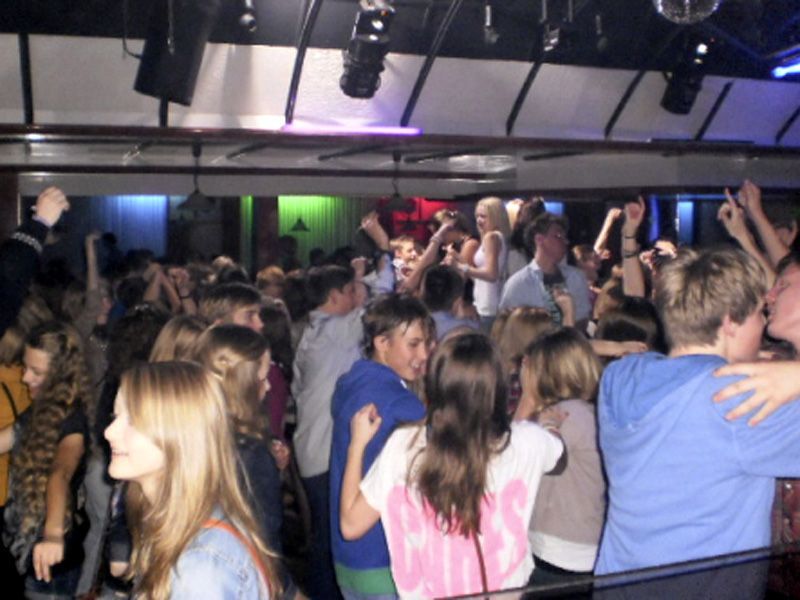 Ein Mädchen in einem rosa T-Shirt