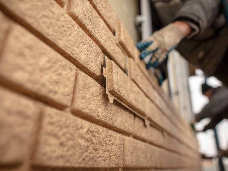 Un hombre está instalando una pared de ladrillos en un edificio.