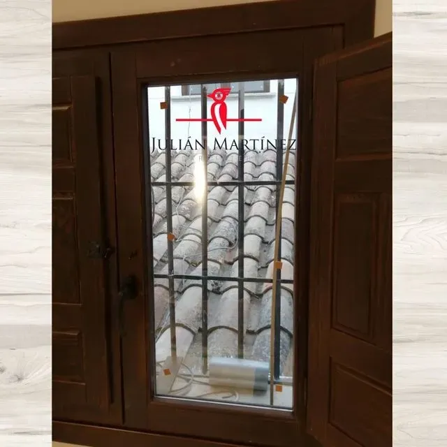 Una ventana con el nombre Julián Martínez.