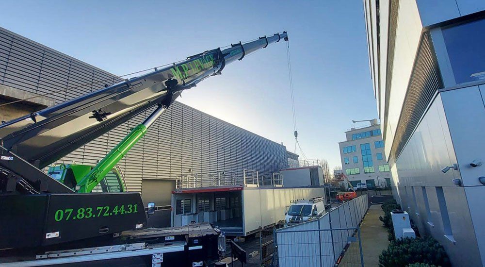 Grande grue en train de soulever un conteneur