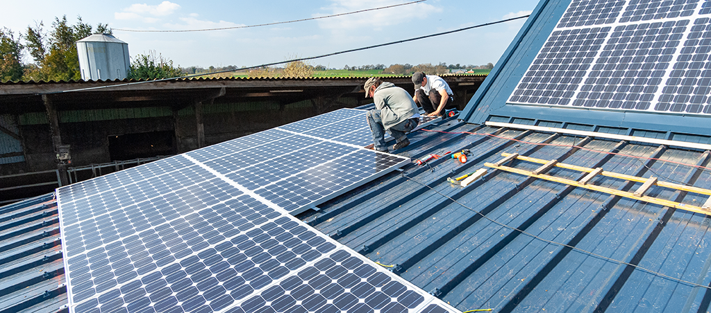 Pose de panneaux photovoltaïques sur le toit d'un bâtiment agricole