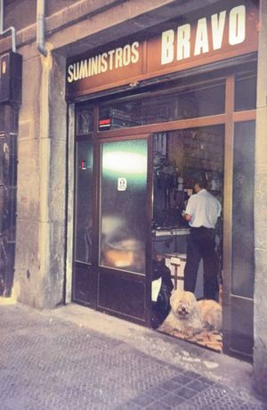 Entrada de una tienda con un cartel de