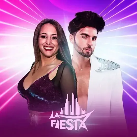 Mujer y hombre en una vibrante fotografía de estudio, posando sobre un fondo neón violeta y rosa; logotipo de 