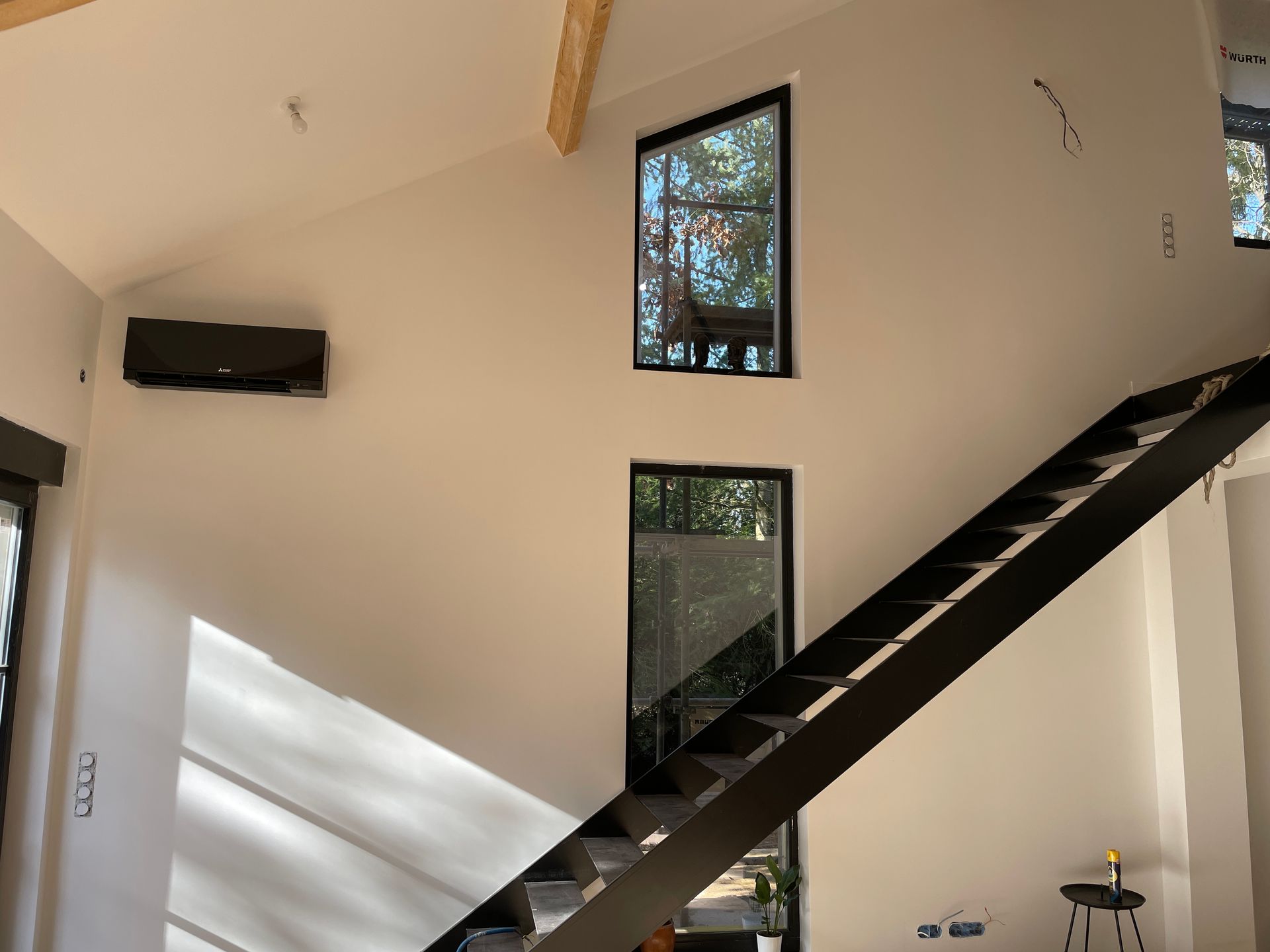 Climatiseur noir sur un mur