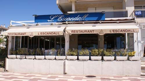 Un restaurante con un cartel azul que dice restaurante l'escandall