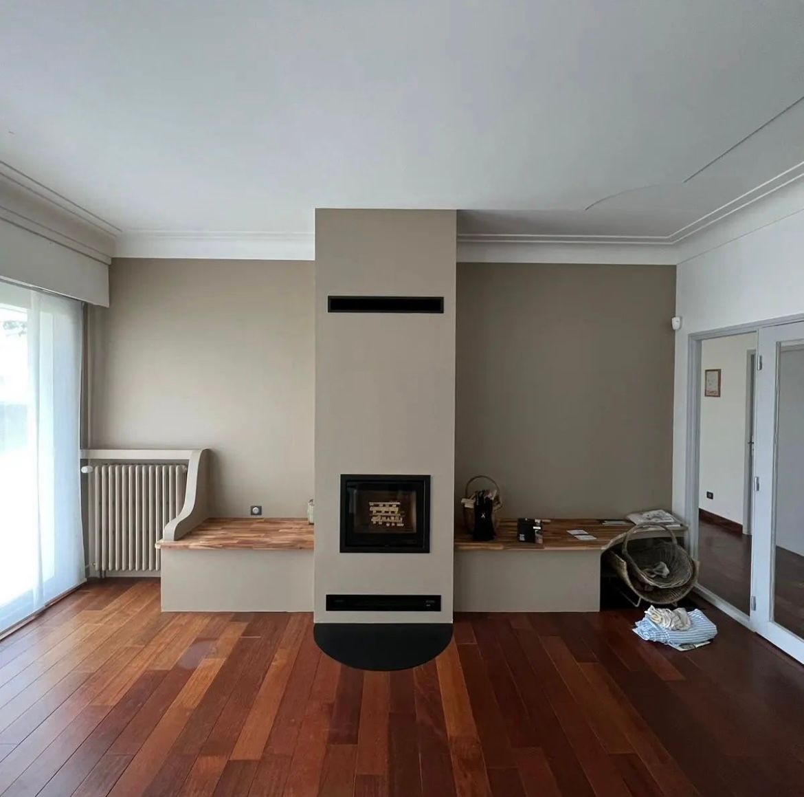 Finitions autour d'un poêle à bois encastré