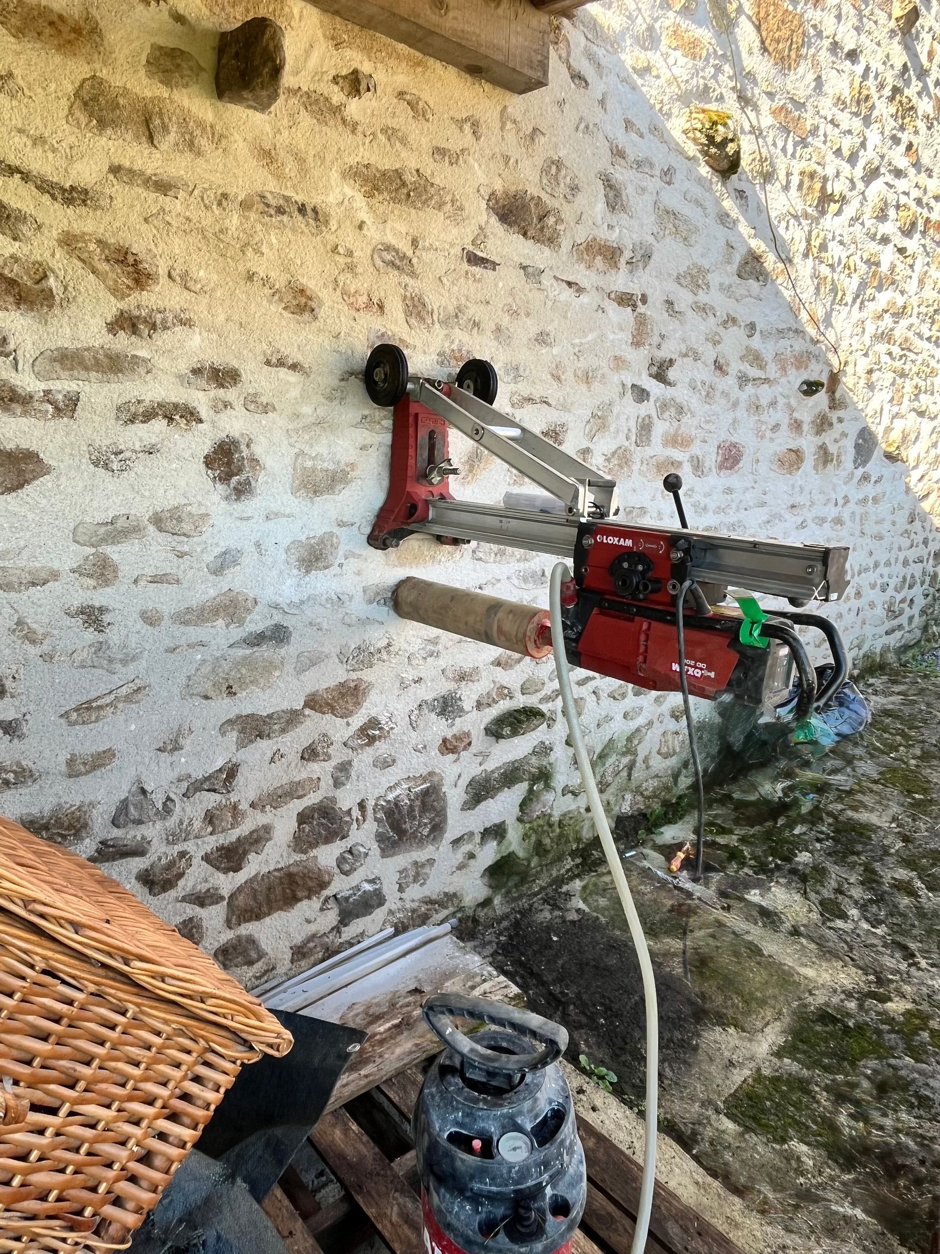 Creation d'une aération dans un mur en pierre