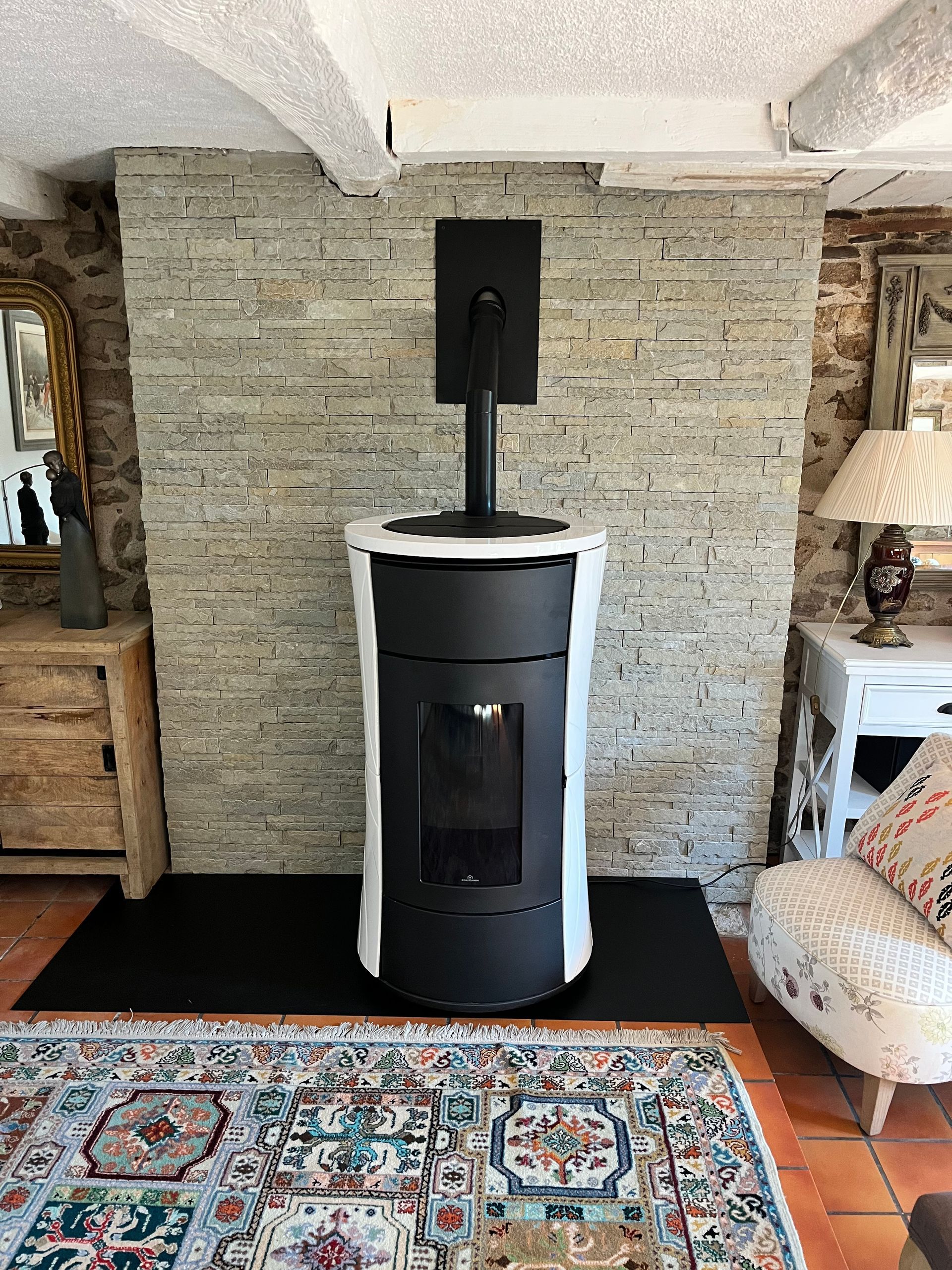 Pose de parement réfractaire derrière un poêle