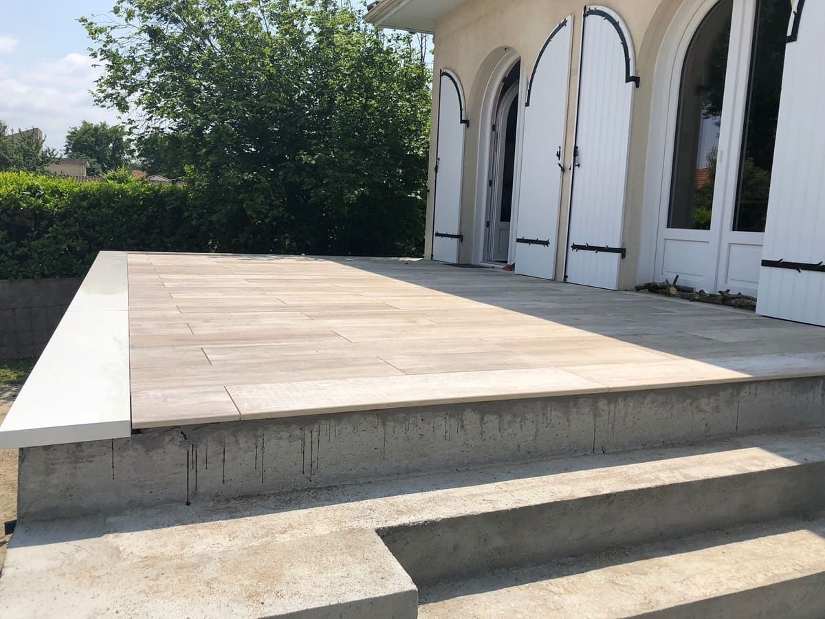 Terrasse surélevée avec du carrelage