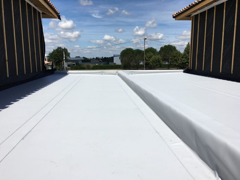 Toiture avec une couche de membrane PVC blanc