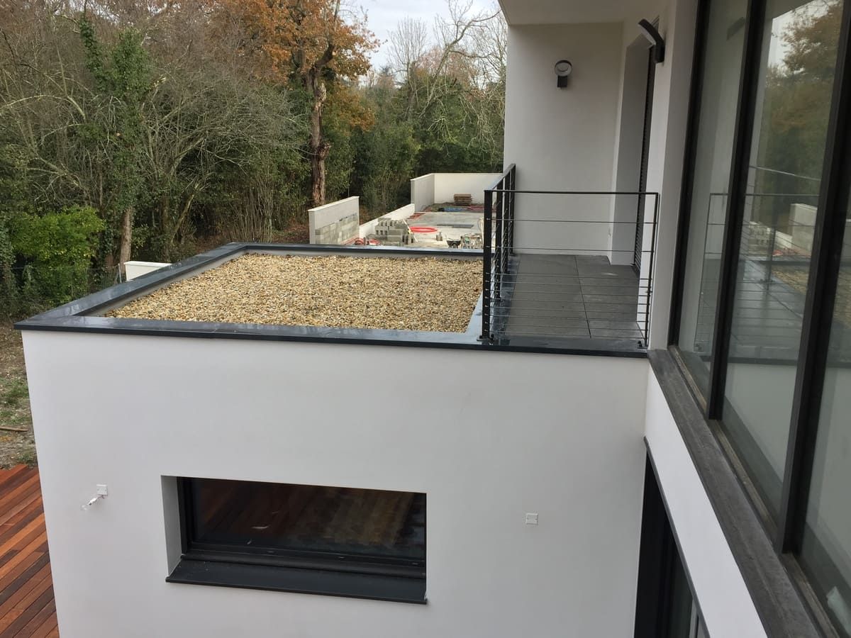 Maison à toit plat recouvert de gravier