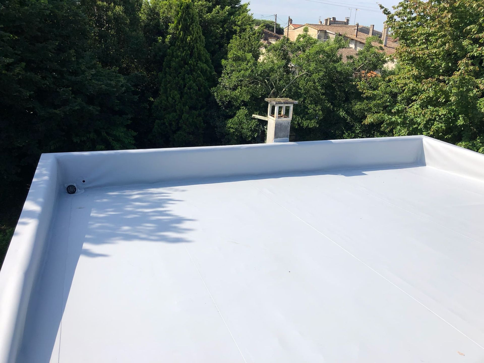Installation d'une membrane sur un toit plat