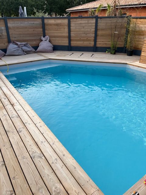 Piscine avec une terrasse en bois 