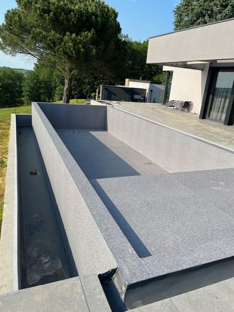 Piscine à débordement vide