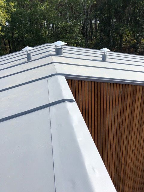 Toiture zinc avec bouche d'aération