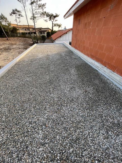 Gravier sur un toit plat