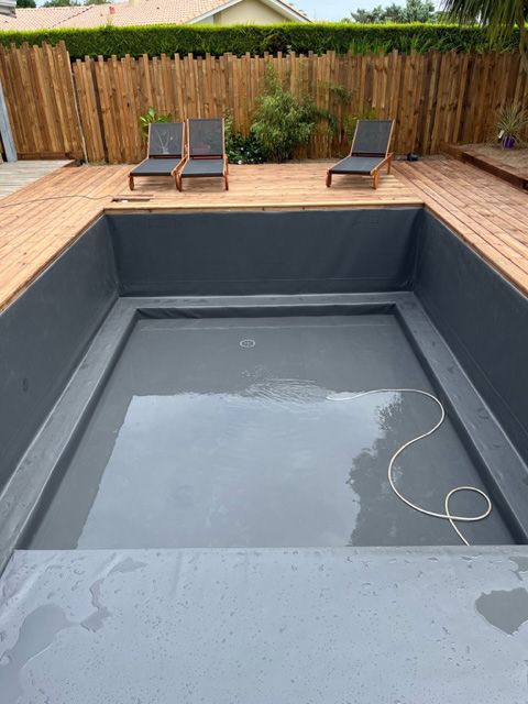 Piscine avec liner noir