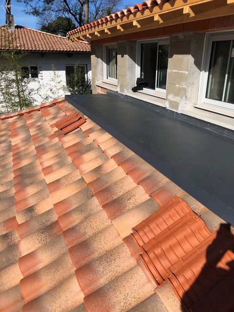 Membrane sur une toiture en tuile