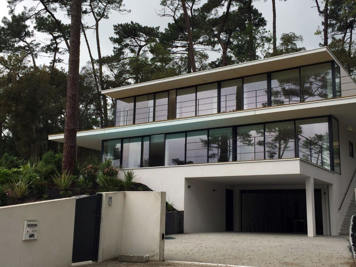 Grande maison moderne avec fenêtres