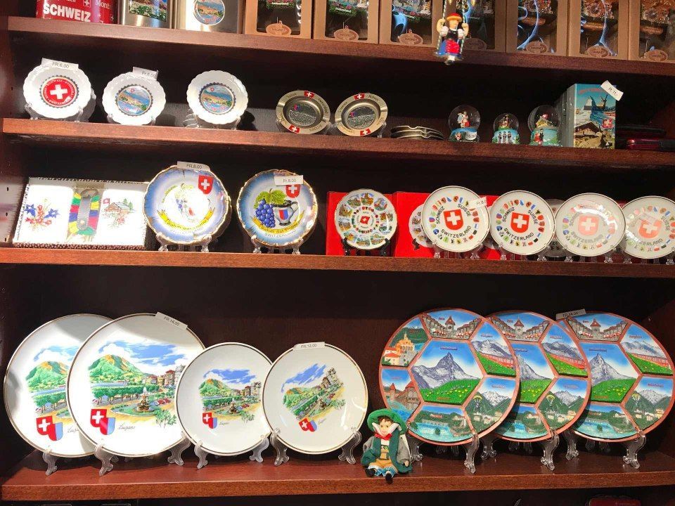 Piatti e souvenir in esposizione