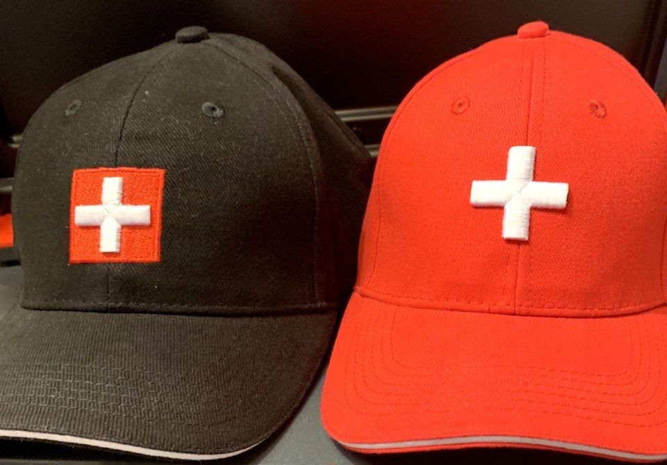 Cappellini con bandiera svizzera e visiera