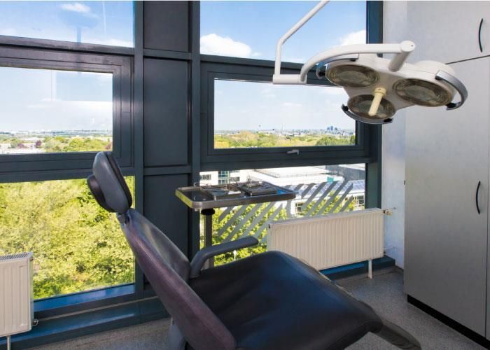 Ein Operationssaal mit Zahnarztstuhl und großem Fenster