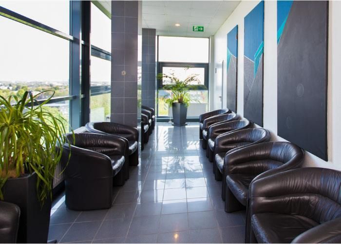 Ein Wartezimmer mit einem grünen Ausgangsschild an der Wand