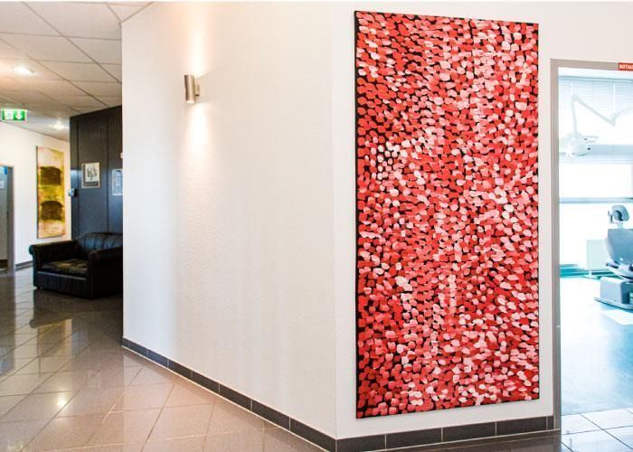 Ein Flur mit einem großen roten Gemälde an der Wand