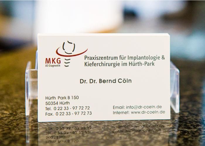Eine Visitenkarte mit dem Namen Dr. Bernd Colin darauf