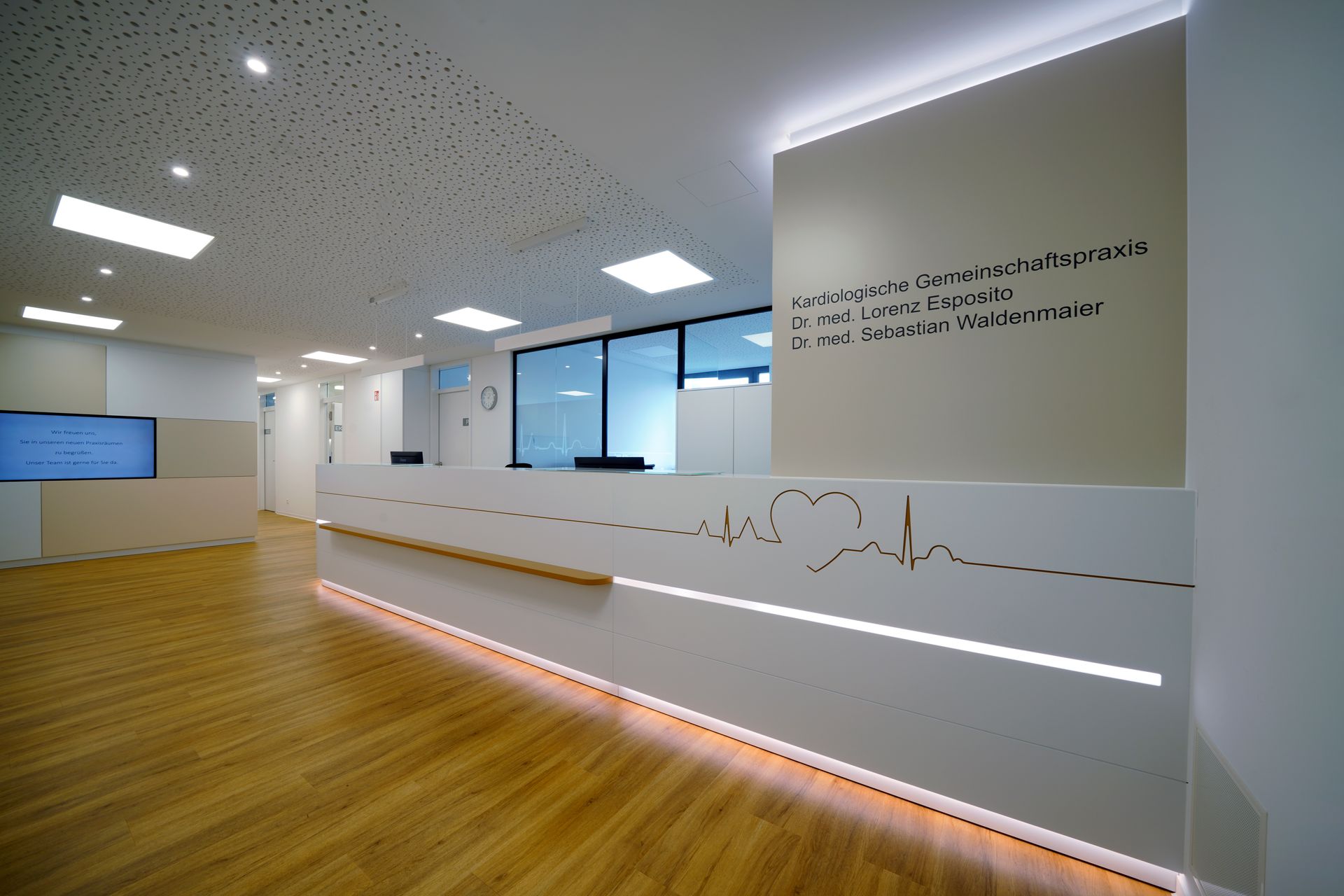 Ein Empfangsbereich mit einem Herzschlag an der Wand