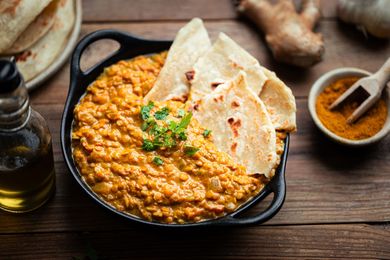Un dahl de lentilles servi avec des morceaux de naan.