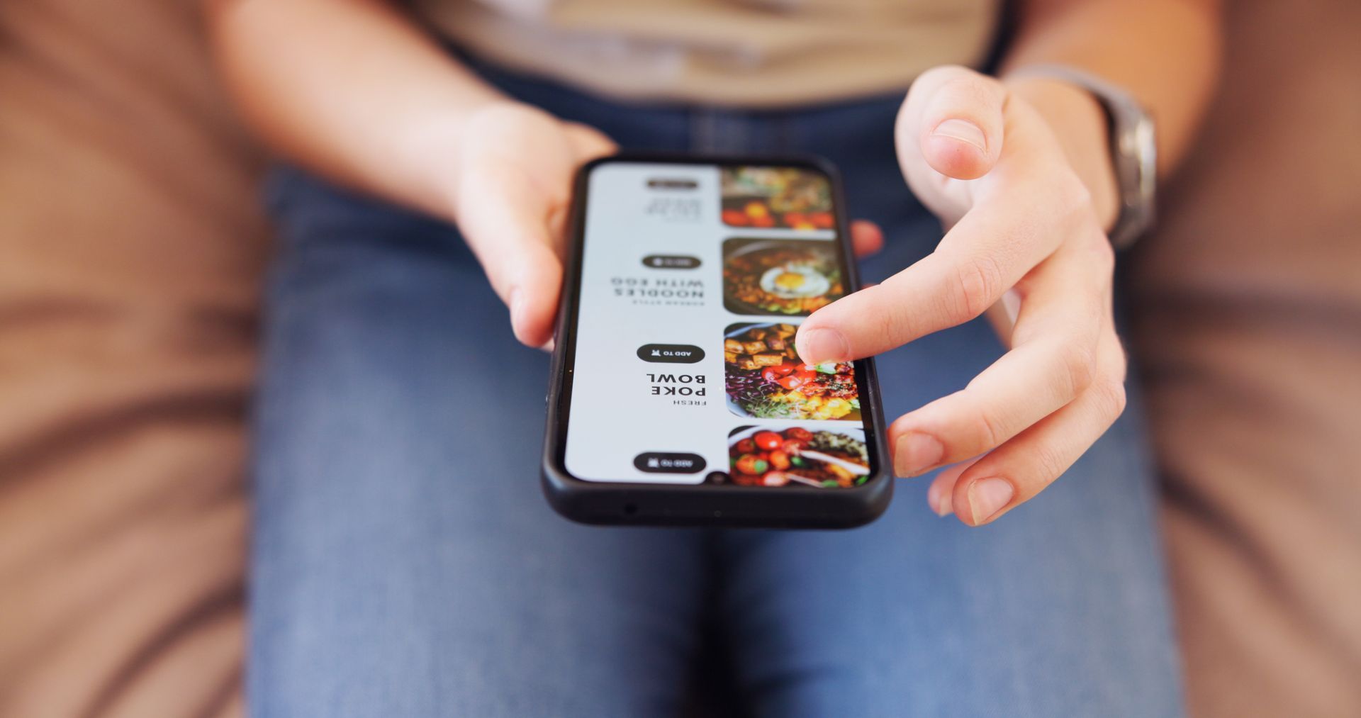 Une personne commande un plat à emporter sur son téléphone.