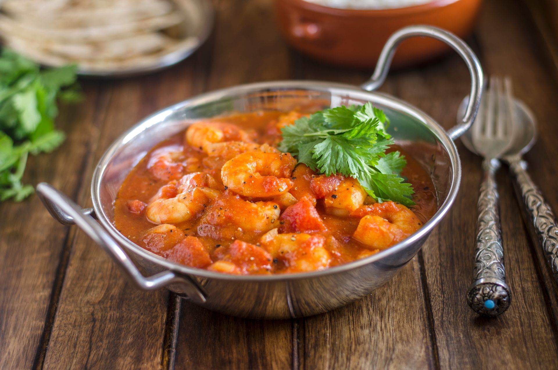 Un plat indien aux crevettes, dans un bol en métal.
