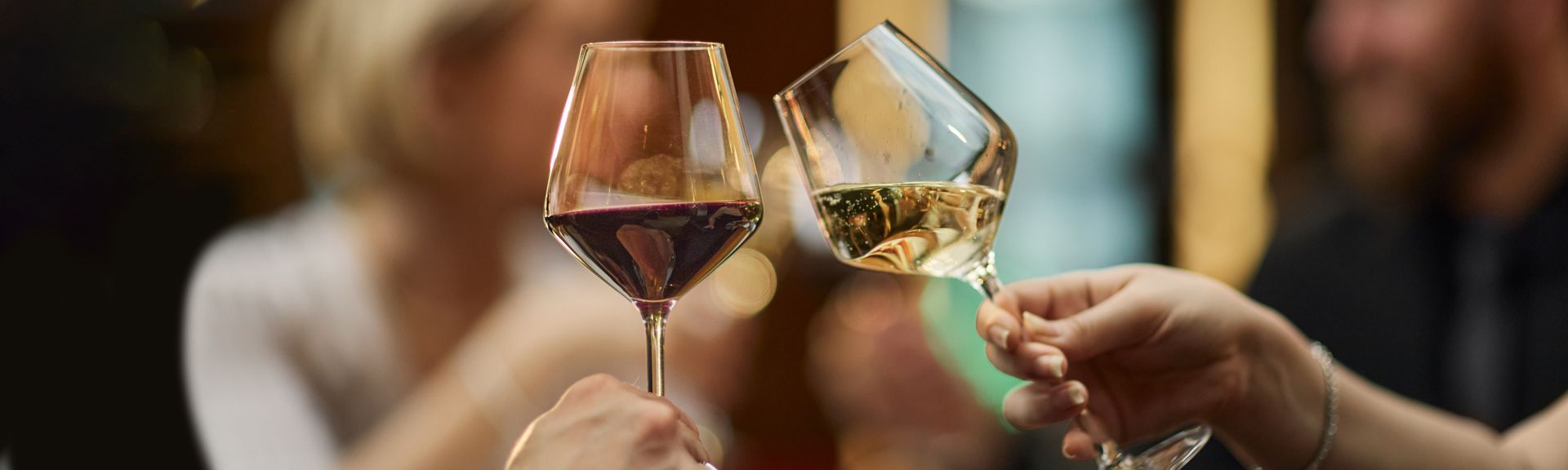 Deux verres de vin blanc.