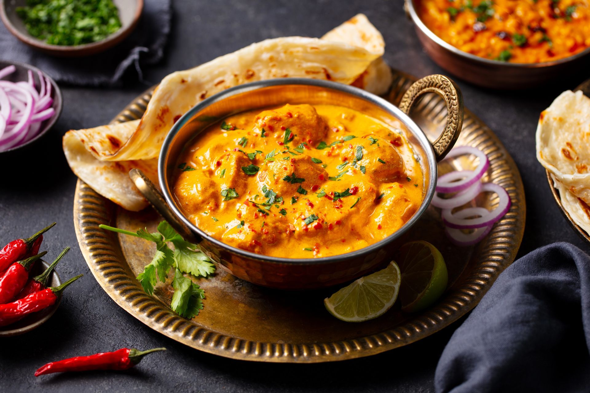 Du poulet dans une sauce au curry, servi avec un naan.