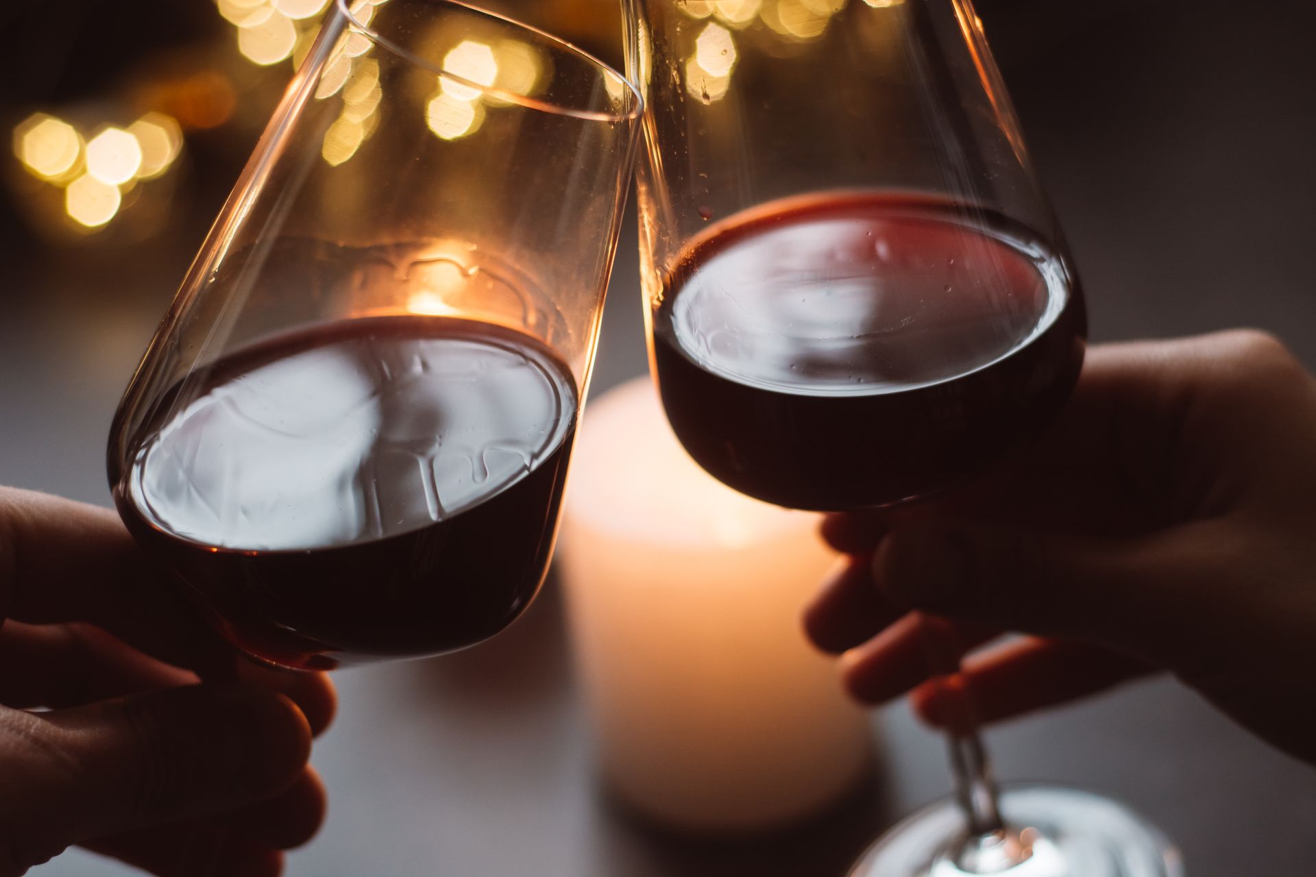 Deux verres de vin rouge.
