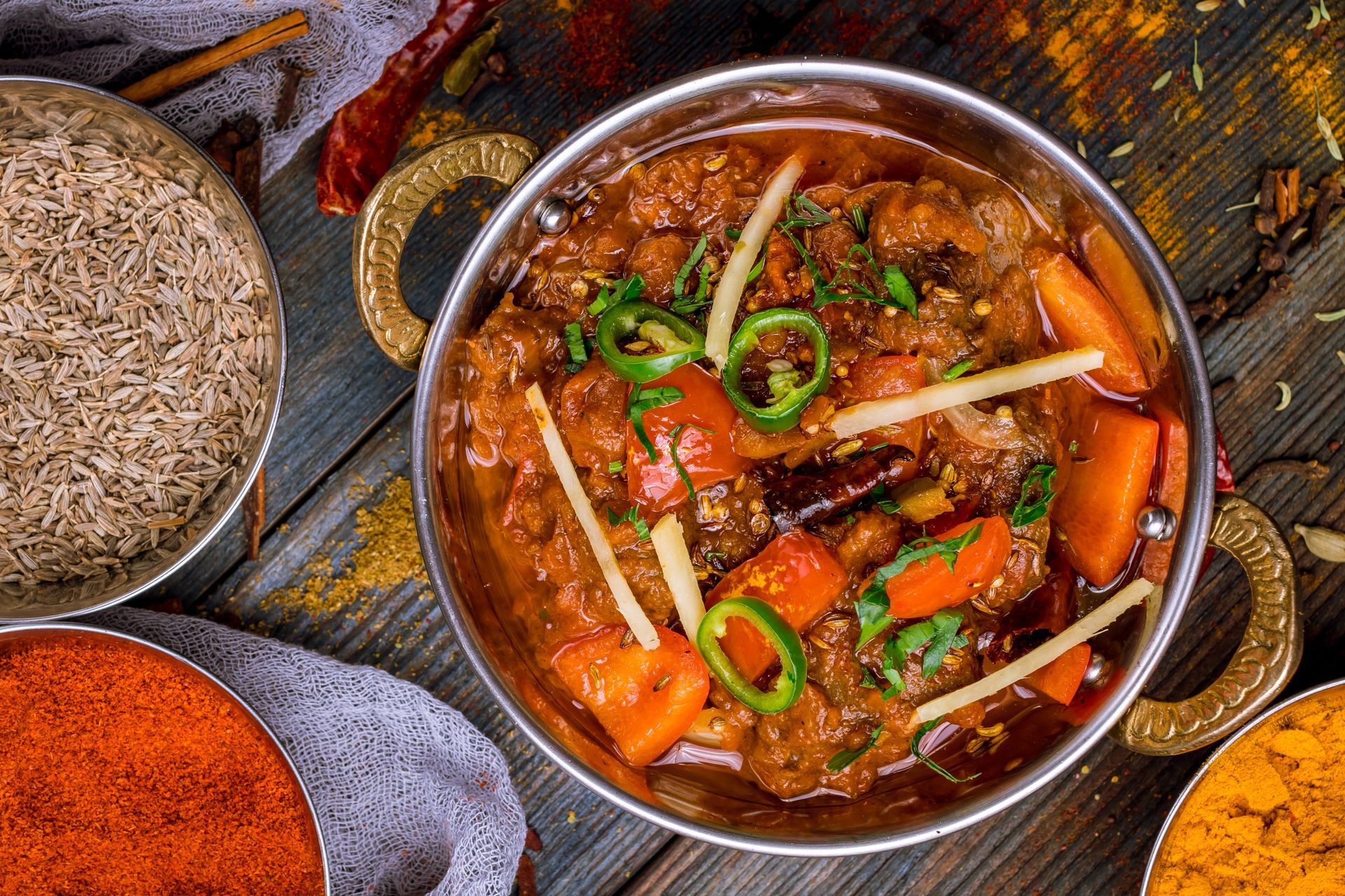 Un plat indien à base de viande, avec des légumes et des piments.