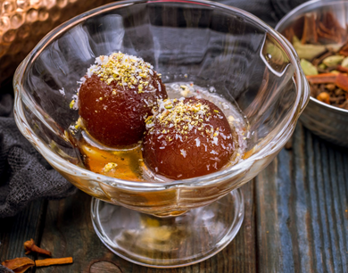 Deux perles de gulab jamun dans un bol.