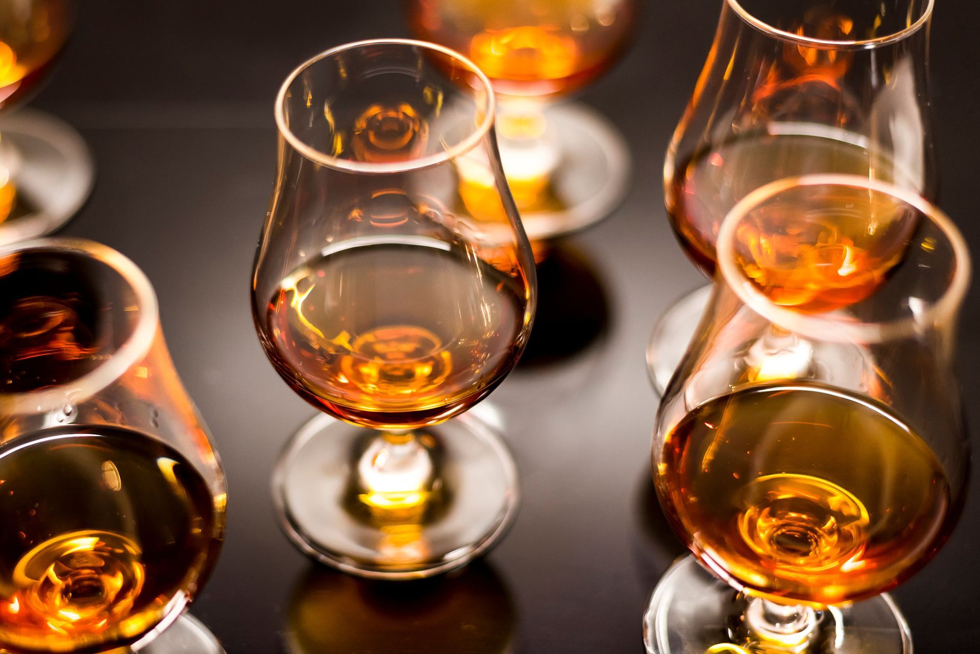 Plusieurs verres de liqueur ambrée.