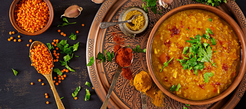 Un dahl de lentilles garni de coriandre.