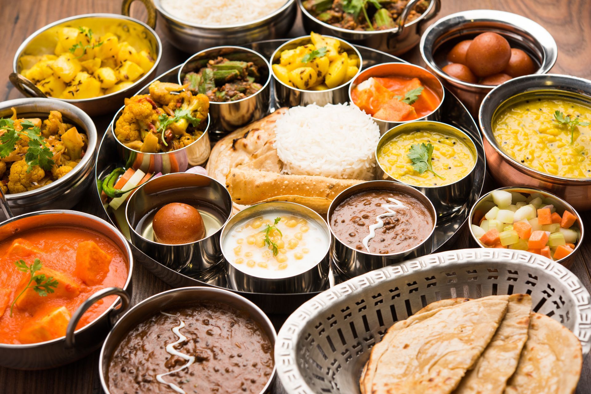 Un thali indien composé de riz, de currys, de pains, de chutneys et de sucreries.