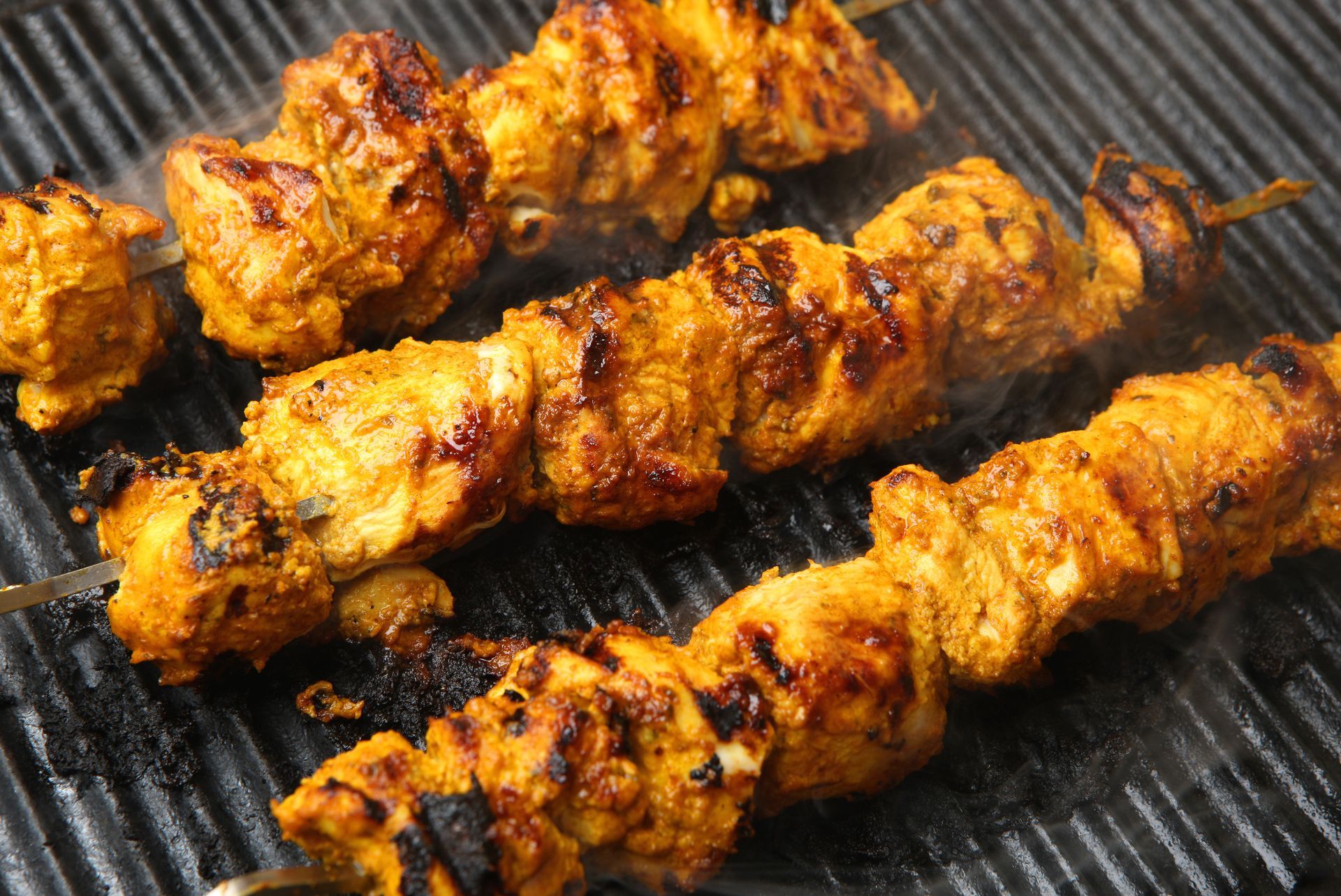 Des brochettes de poulet grillées.