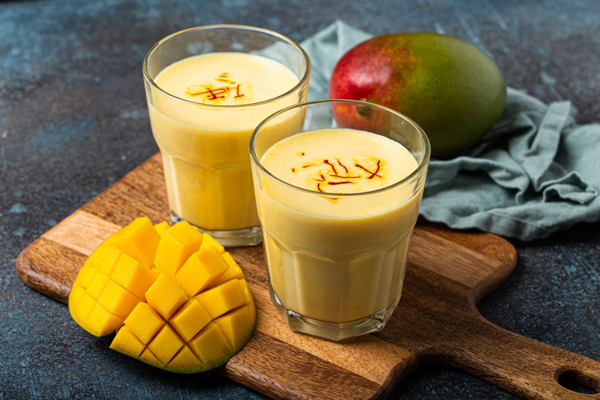 Deux verres de lassi à la mangue.