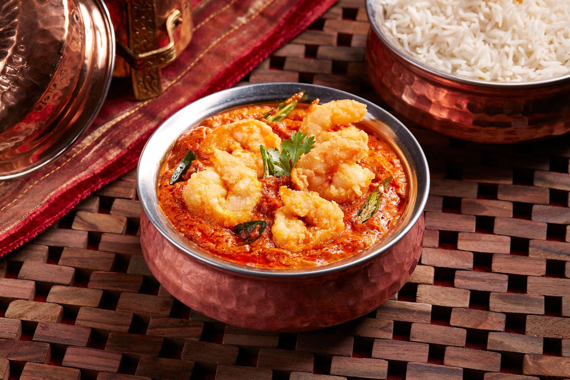 Un plat indien aux crevettes, avec de la coriandre.