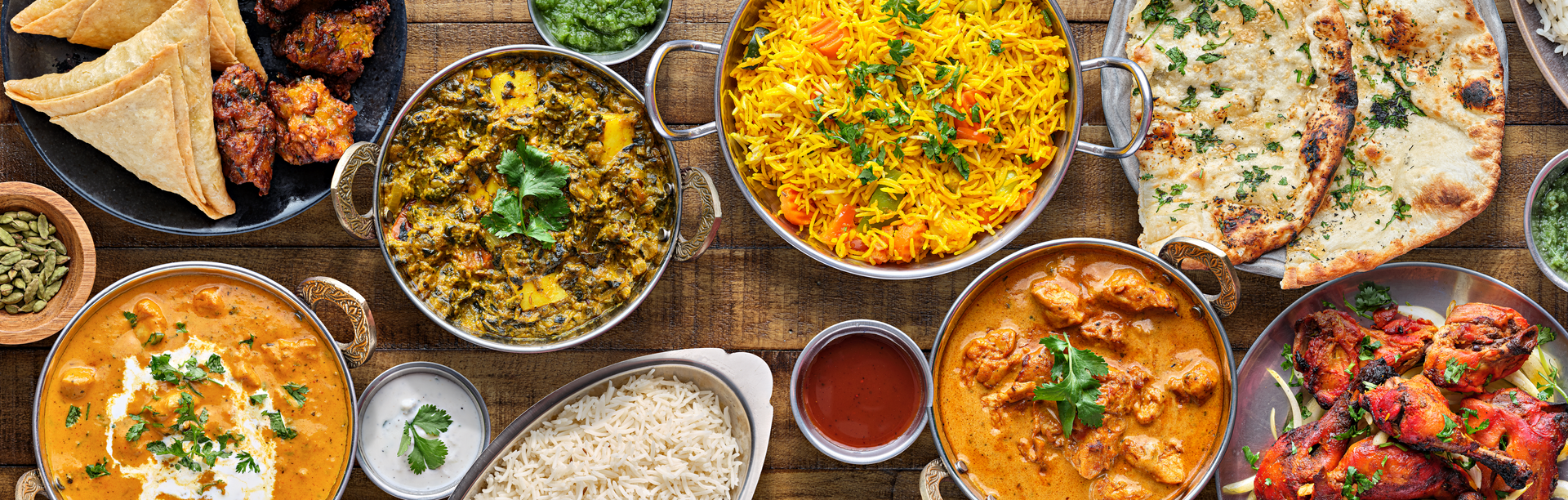 Une grande sélection de plats indiens : riz, curry, biryani, etc.